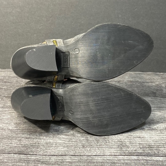 ⭐️Mo Mo grey distressed harness boots - Picture 8 of 9